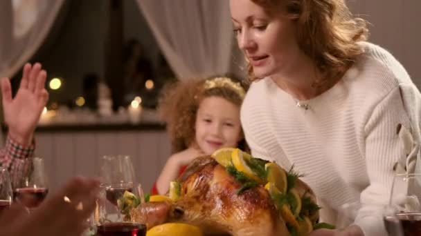 Nový rok. Servírovaný sváteční stůl. Žena slouží kuřecí hlavní jídlo. — Stock video