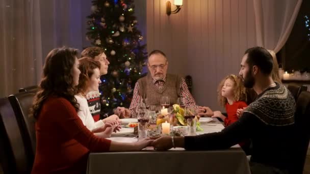 Fiesta de Año Nuevo. Oración familiar antes de que la comida tome las manos. — Vídeos de Stock