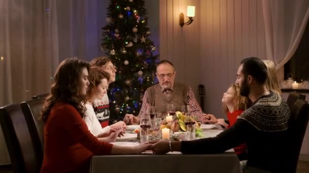 Dîner du Nouvel An. Prier en famille avant de manger Se tenir la main. — Video