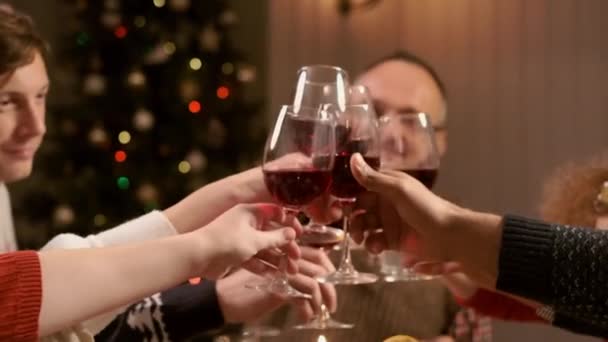 Año Nuevo. Familia en la cena de vacaciones. — Vídeos de Stock