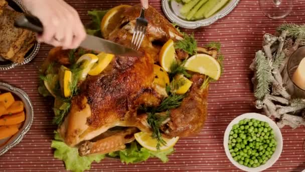 Mesa de férias. Mãos femininas cortadas frango frito com faca. Pratos de Natal — Vídeo de Stock