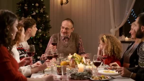 Nytt år. Familjen på julmiddagen. — Stockvideo