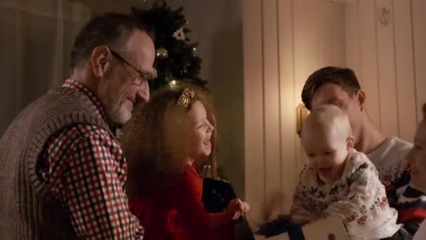 Familie Nieuwjaarsfeest In het appartement. — Stockvideo