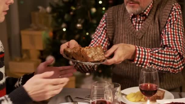 Nieuwjaar. Familie op het Holiday Dinner. — Stockvideo