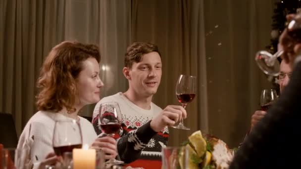 Nieuwjaar. Familie op het Holiday Dinner. — Stockvideo