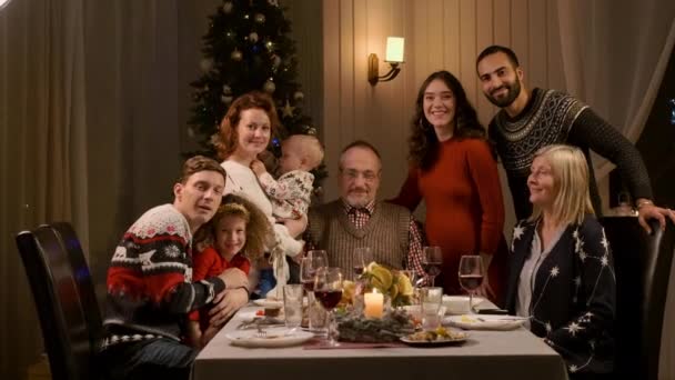 Новий рік. Концепція сім'ї. Сім'я фотографується на новорічному столі в квартирі — стокове відео