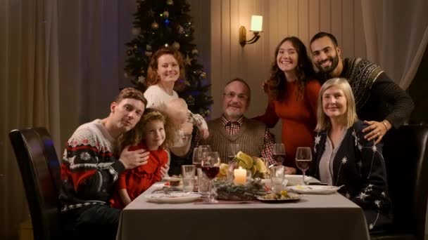 Nouvel An. Concept de famille. La famille est photographiée au Nouvel An Table dans l'appartement — Video