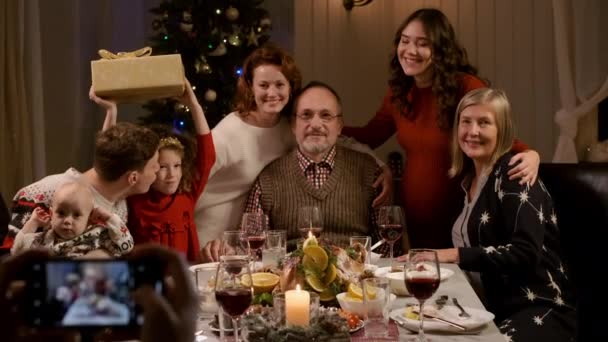 Nouvel An. Concept de famille. La famille est photographiée au Nouvel An Table dans l'appartement. — Video