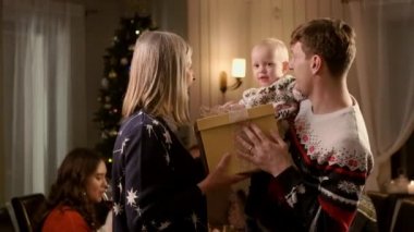 Yeni yıl tatili. Büyükanne ve büyükbaba çocuklara ve torunlara hediye vermek için geldiler..