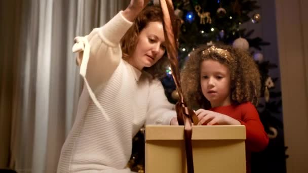 Familj nyårsfirande i lägenheten. Ung mor och hennes unga dotter. — Stockvideo