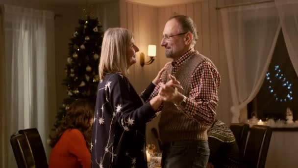 Nytt år. Familjen på julmiddagen. Trevlig atmosfär. Morföräldrar dans — Stockvideo