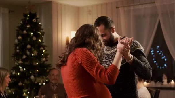 Nytt år. Familjen på julmiddagen. Trevlig atmosfär. Unga par dansar. — Stockvideo