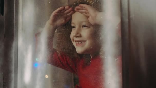 Διακοπές Πρωτοχρονιάς. Εξάχρονο κορίτσι με μπούκλες. — Αρχείο Βίντεο