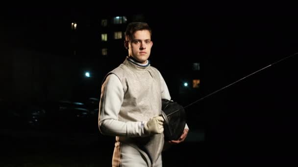 Πορτρέτο του νεαρού Fencer άνθρωπος κοιτάζοντας στην κάμερα στο δρόμο. — Αρχείο Βίντεο