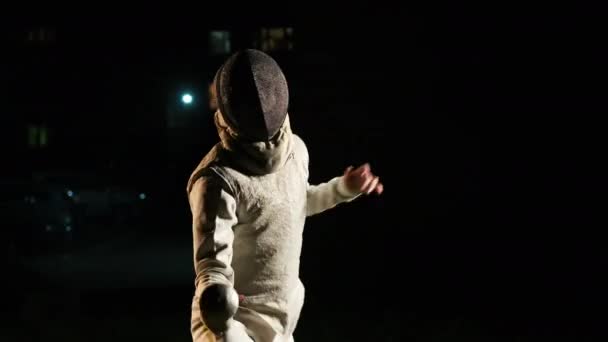 Молодий covercer в the темно engaged в фехтування . — стокове відео