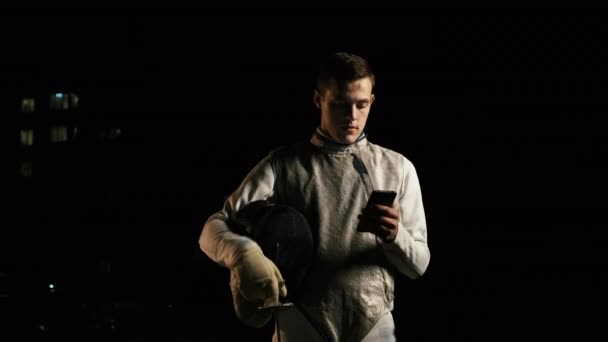 Portret van de jonge Fencer Man kijken in de camera op straat. — Stockvideo