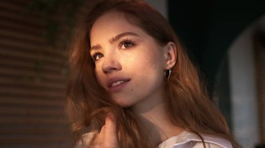 Güzel Kızıl Saçlı Genç Kız.