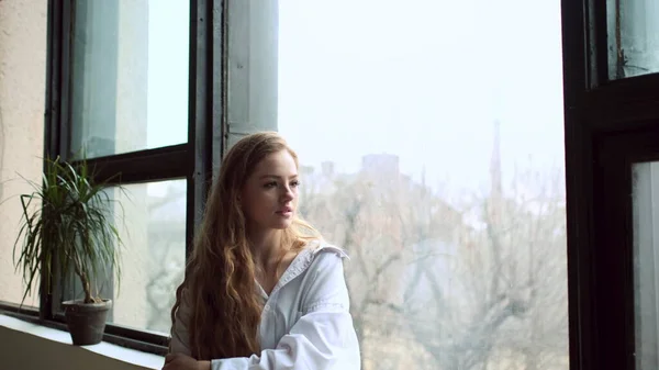 Portrait Of Young Red-Haired Girl By The Window. — Stock Photo, Image