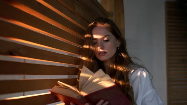 Bella ragazza con i capelli lunghi legge libro. — Foto Stock