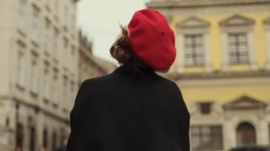 Şehirde Şık Genç Bir Kadın Yürüyor.