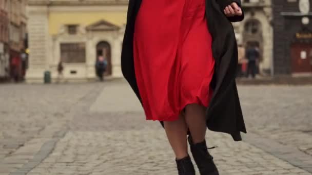 Sexy donna in rosso passeggiate il città strada. — Video Stock