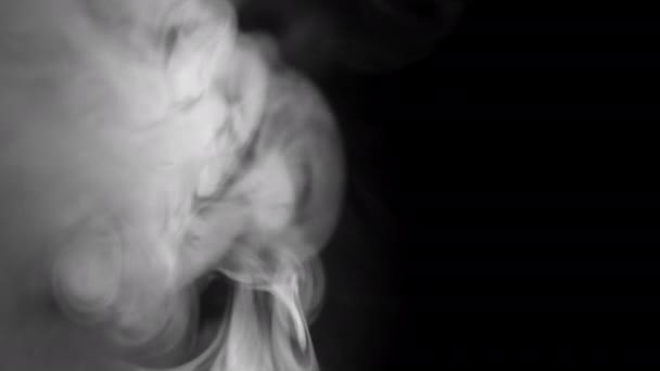 Abstrakte former for røyk på svart bakgrunn. Røyk dukker opp og forsvinner.. – stockvideo