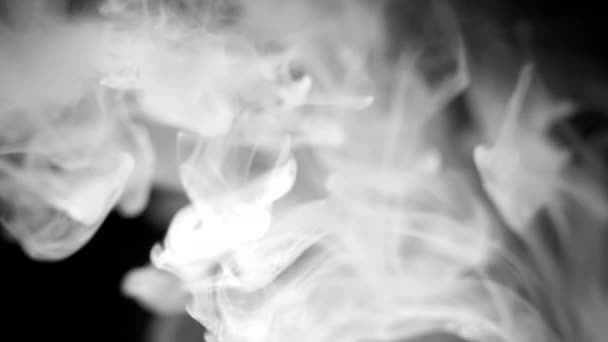Streszczenie form dymu na czarnym tle. — Wideo stockowe