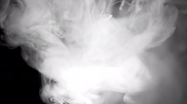 Siyah Arkaplanda Dumanın Soyut Formları. Yukarıdan duman topu belirir ve boşluğu doldurur..