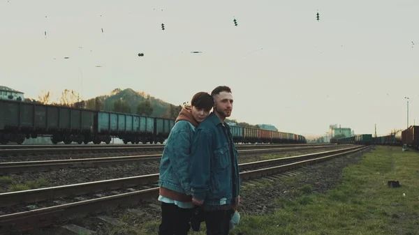 Şehir Aşk Hikayesi. Tren Yolundaki Genç Çiftin Romantik Randevusu. — Stok fotoğraf