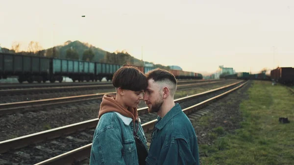 Urban Love Story. Romantisk dato for et ungt par på sporet. De tar på hverandre ansikt til ansikt. – stockfoto
