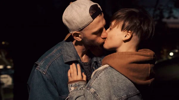 Urban Love Story. Unge par som kysser. Romantisk dato. – stockfoto