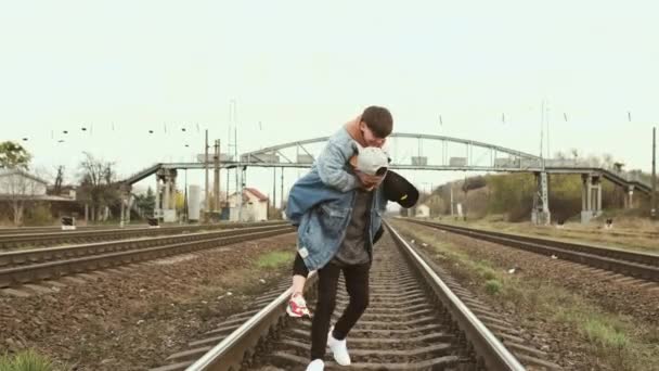 Urban Love Story. Fecha joven pareja en el ferrocarril. — Vídeos de Stock