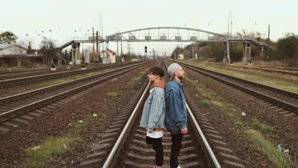 Urban Love Story. Fecha joven pareja en el ferrocarril. — Vídeos de Stock