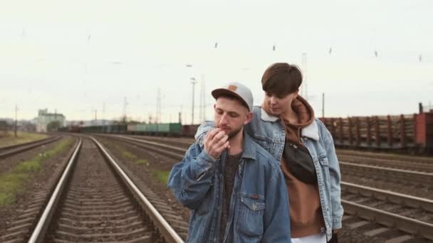 Urban Love Story. Datum Junges Paar auf der Eisenbahn. — Stockvideo