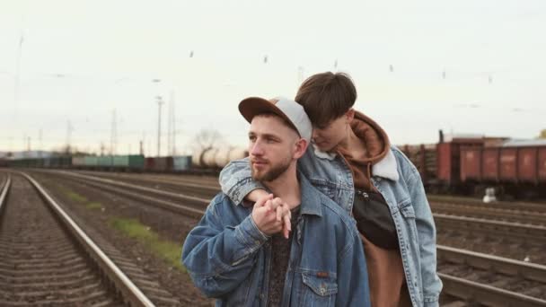 História de amor urbano. Data Casal jovem na estrada de ferro. — Vídeo de Stock