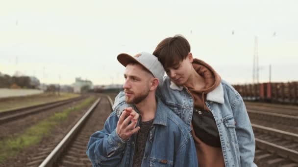 Urban Love Story. Fecha joven pareja en el ferrocarril. — Vídeos de Stock