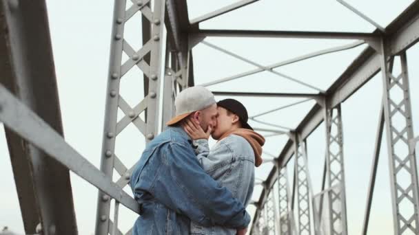 História de amor urbano. Namorado e namorada na ponte. — Vídeo de Stock