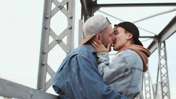 História de amor urbano. Namorado e namorada na ponte. — Vídeo de Stock