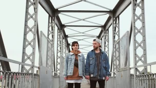 Urban Love Story. Fecha Novio y novia en el puente. — Vídeos de Stock