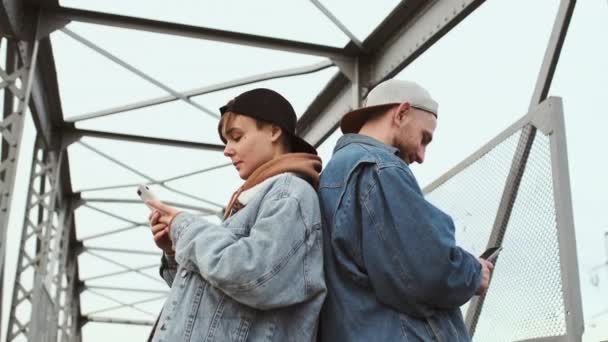 Urban Love Story. Datum Vriendje En Vriendje Op De Brug. — Stockvideo