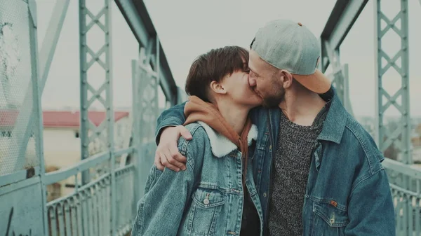都市恋愛物語。日付橋の上のボーイフレンドとガールフレンド. — ストック写真