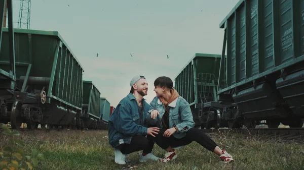 Urban Love Story. Romantisches Date von jungem Paar am Bahnhof. — Stockfoto