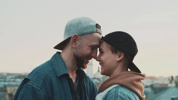 City Panorama. Encuentro romántico de pareja joven. —  Fotos de Stock