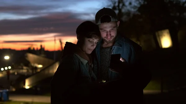 Nachtpanorama. Romantisches Date bei Nacht. Guy und sein Mädchen. — Stockfoto