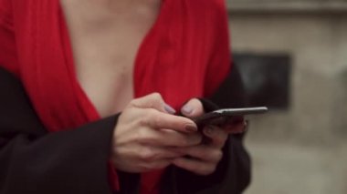 Cep Telefonu Kullanan Kızın Elleri.