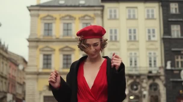 Elegante giovane donna in rosso che balla per strada. — Video Stock