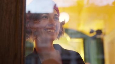 Pencereden bakan romantik genç kız..