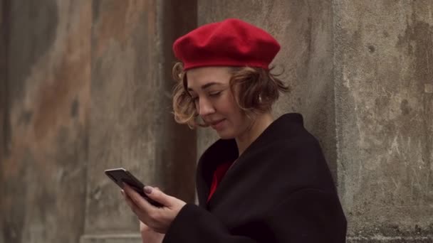 Romantický obrázek dámy v červeném. V jejích rukou mobilní telefon. — Stock video
