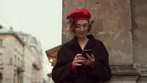 Imagen romántica de la dama de rojo. En sus manos Teléfono móvil. — Vídeos de Stock