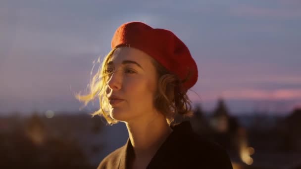 Porträt einer stilvollen jungen Frau in roter Baskenmütze. Frau ist angenehm überrascht. Sie lacht glücklich. — Stockvideo
